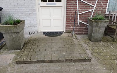 Nieuwe plantjes bij de voordeur